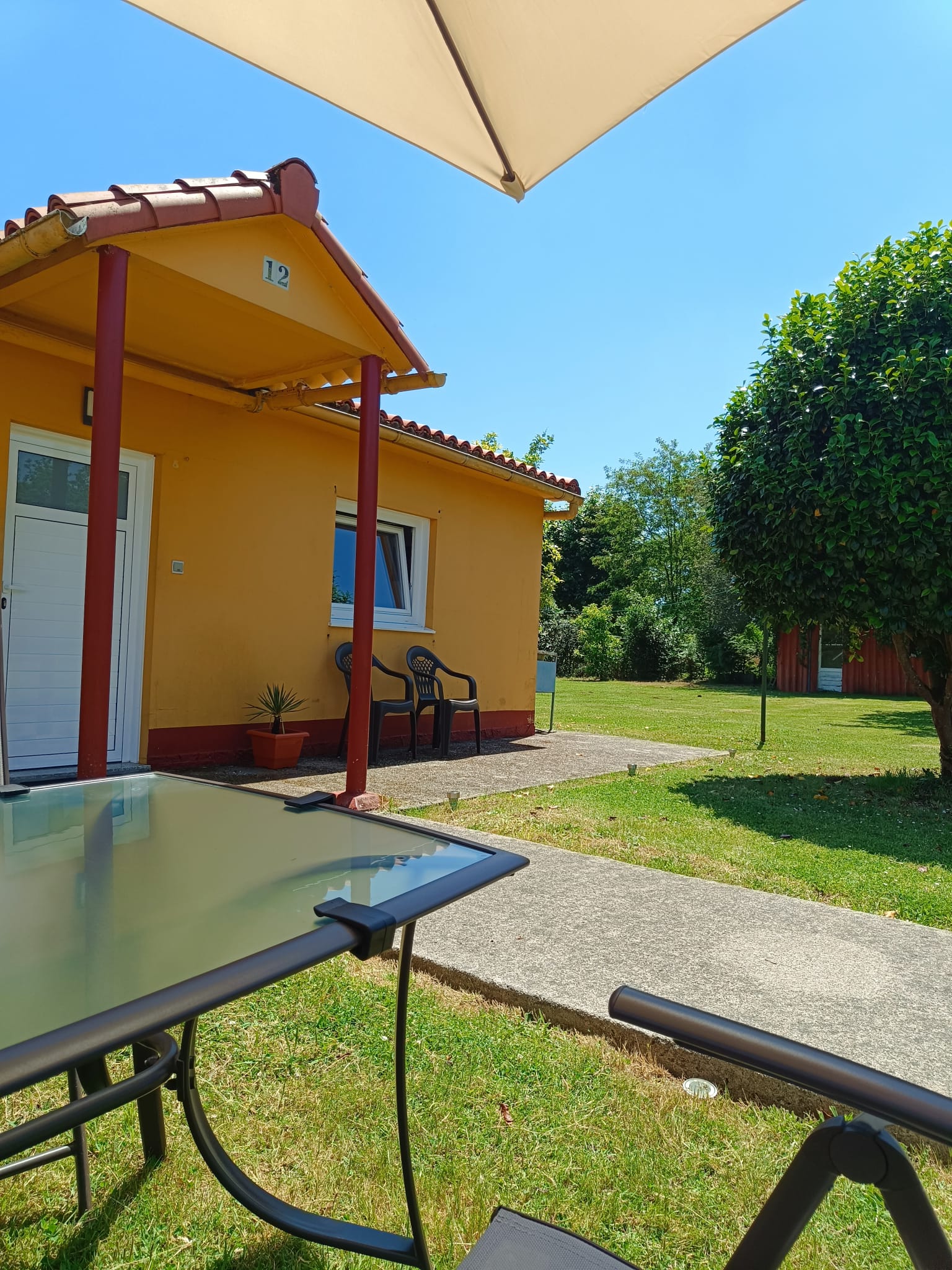 Zona exterior con sombrilla